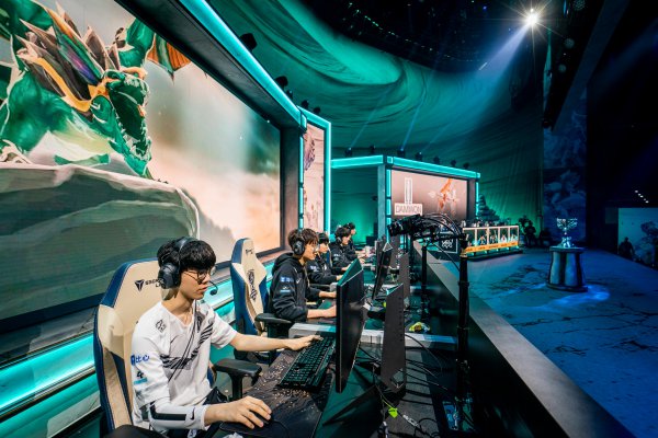 BLG碾压FNC，Viper开启传奇时刻激烈交锋成都决赛之夜，留下经典瞬间