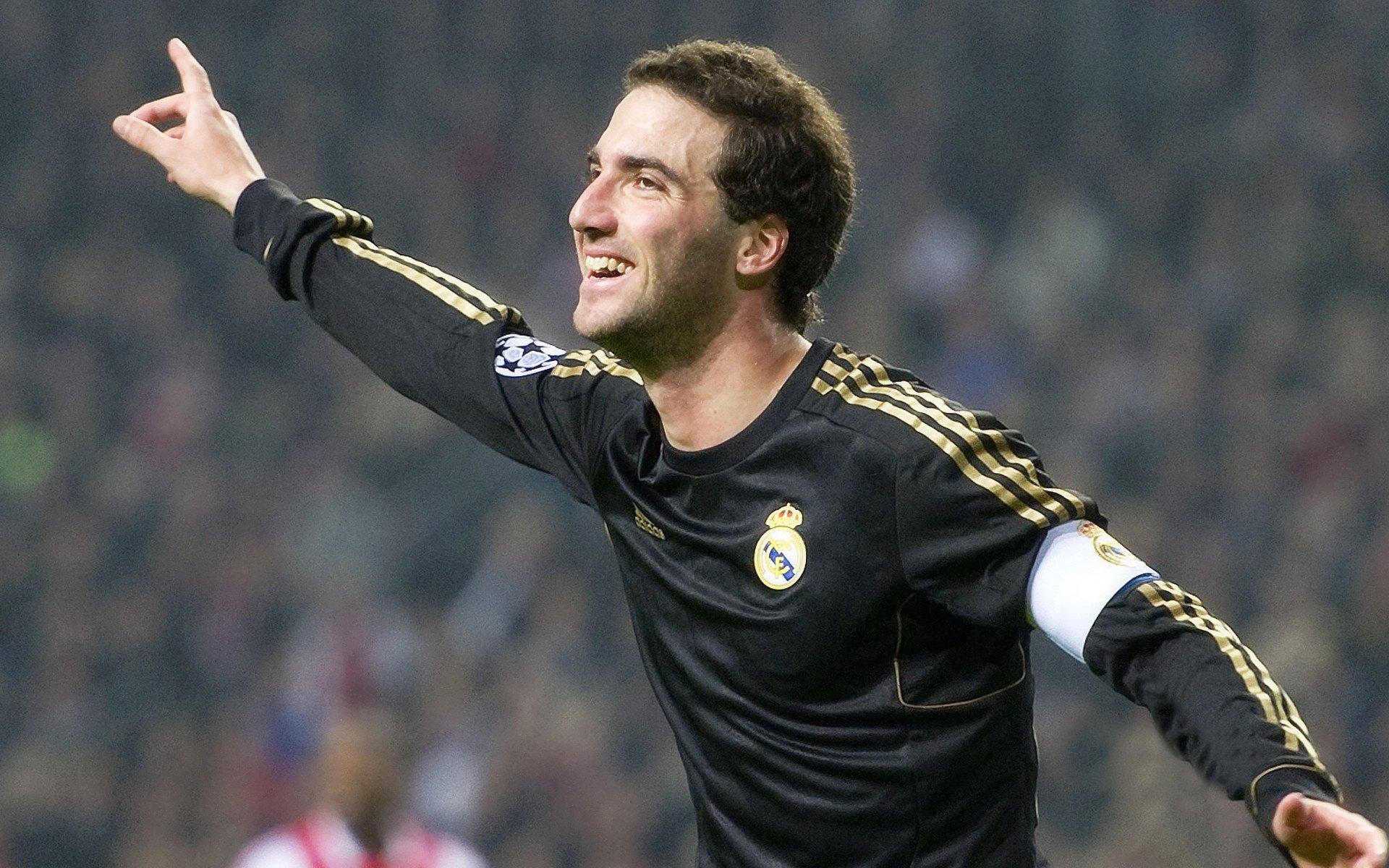 F1街道赛之夜,福克斯表现堪称教科书,如何将钢铁洪流舞成霓虹诗篇?